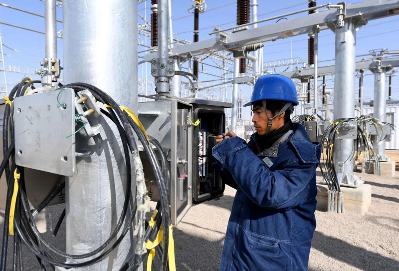 Pemutus Sirkuit SF₆: Komponen penting dari jaringan listrik tegangan tinggi, memberikan kinerja unggul melalui elektronegativitas tinggi dan kemampuan pemadaman busur api 100 kali lipat dari udara.